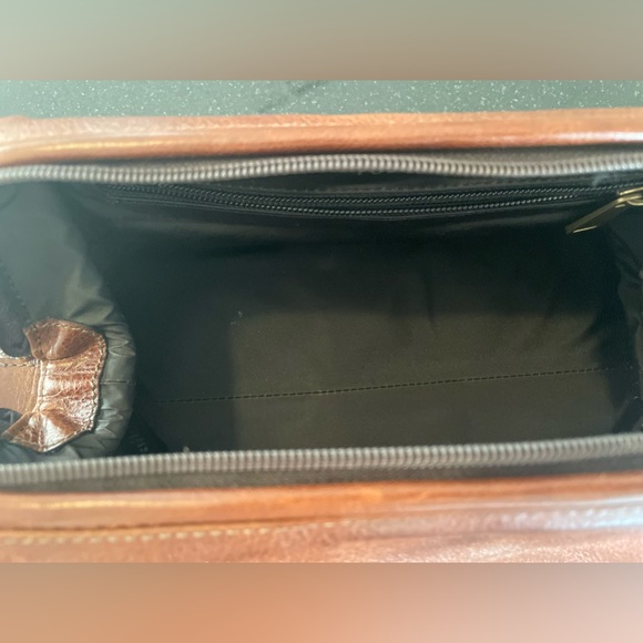 Leather like new fossil travel framed bag - Picture 3 of 5